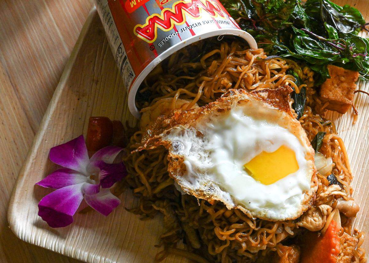 Mama’s Pad Kee Mao is chef-owner Blue Numdee’s fun take on a spicy cup’o’noodle and the only “combination” dish, with shrimp, pork and tofu.