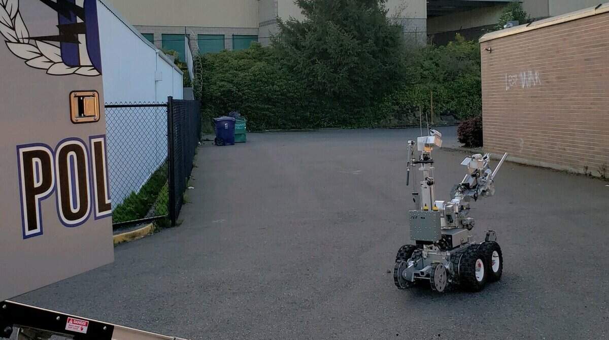 Tacoma Police Department’s Explosive Ordnance Detail responded Wednesday morning to a business on South Tacoma Way after a suspicious backpack with wires sticking out of it was found outside.