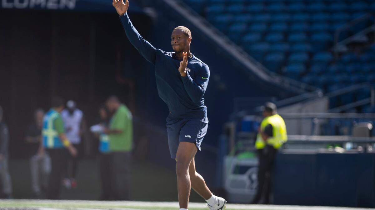 Seattle Seahawks quarterback Geno Smith (7) passes the ball while warming up before the start of an NFL game at Lumen Field in Seattle, Wash. on Sept. 25, 2022.