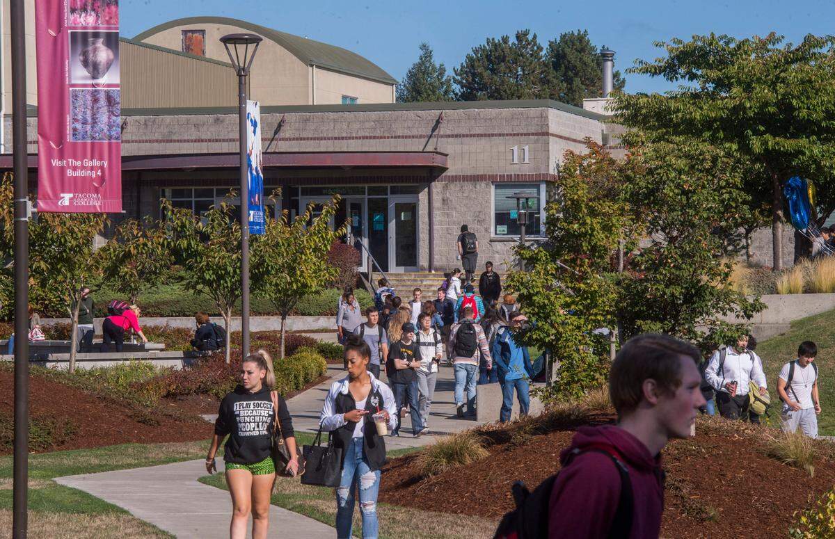 the Tacoma Community College campus is flooded with students, September 26, 2017.