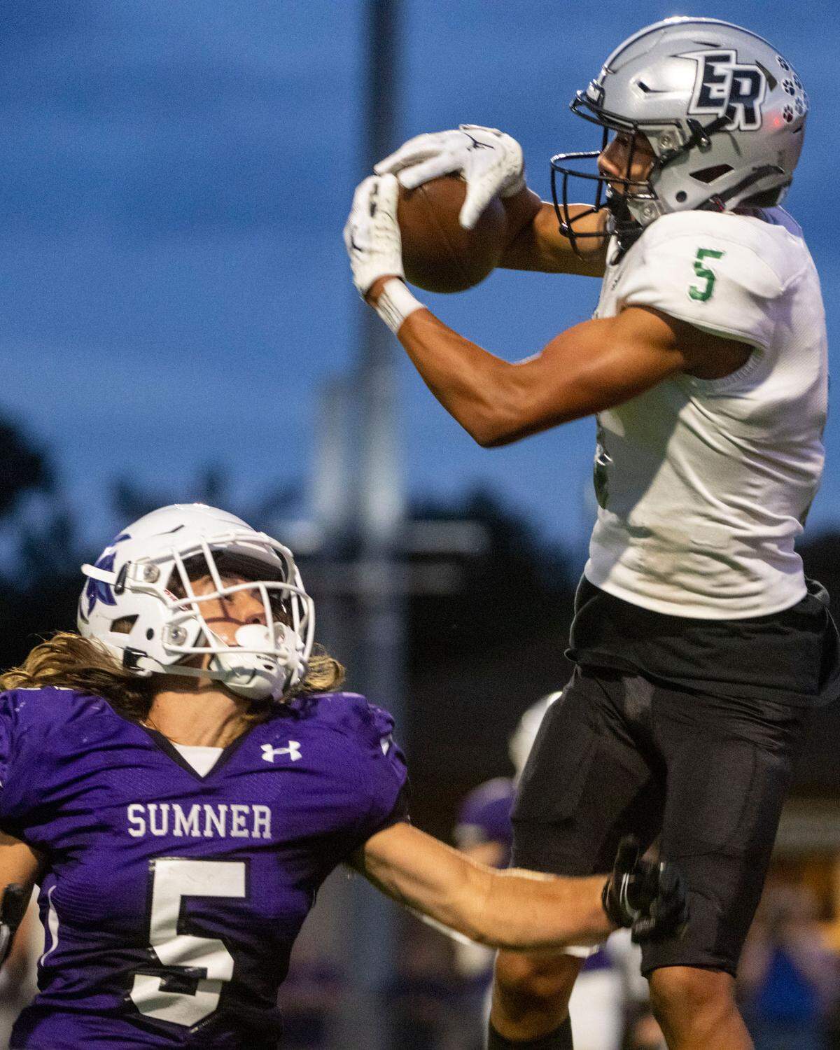 Emerald Ridge receiver Tony Harste catches a touchdown pass from quarterback Jake Schakel as Sumner’s Kade Jindra defends during the second quarter of a 4A SPSL game on Friday, Sept. 16, 2022, at Sunset Chev Stadium in Sumner, Wash.