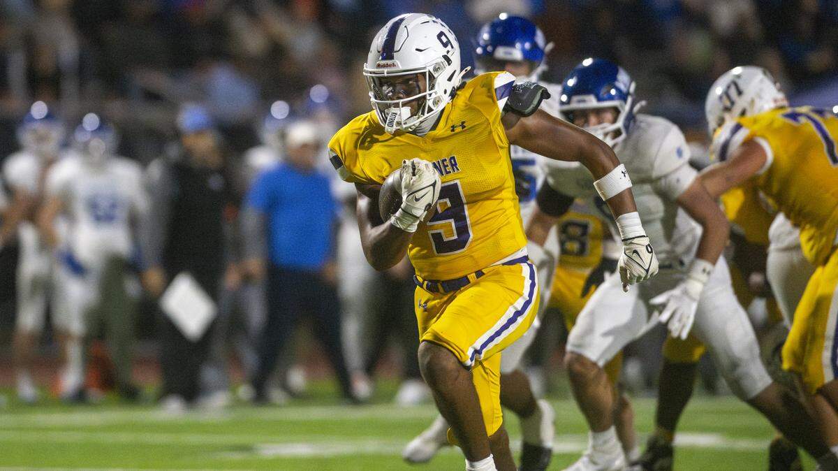 Sumner running back Lance McGee (9) breaks away from Curtis defenders to carry the ball into the end zone for a touchdown on Friday, Oct. 17, 2025, in Sumner, Wash.
