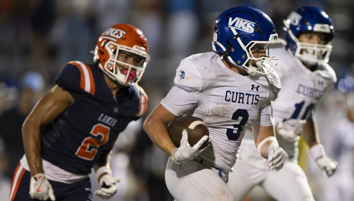 Curtis running back Tyce Kinley (3) runs in a touchdown against the Lakes Lancers during the second half of the game at Harry Lang Stadium, on Friday, Sept. 19, 2025, in Lakewood, Wash.