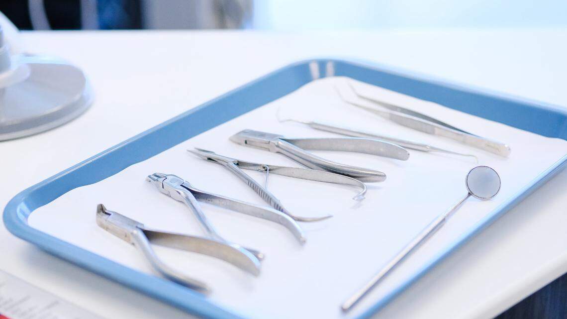 A deaf patient was unaware she agreed to the removal of seven teeth after a dental clinic failed to provide an interpreter, federal prosecutors said. 