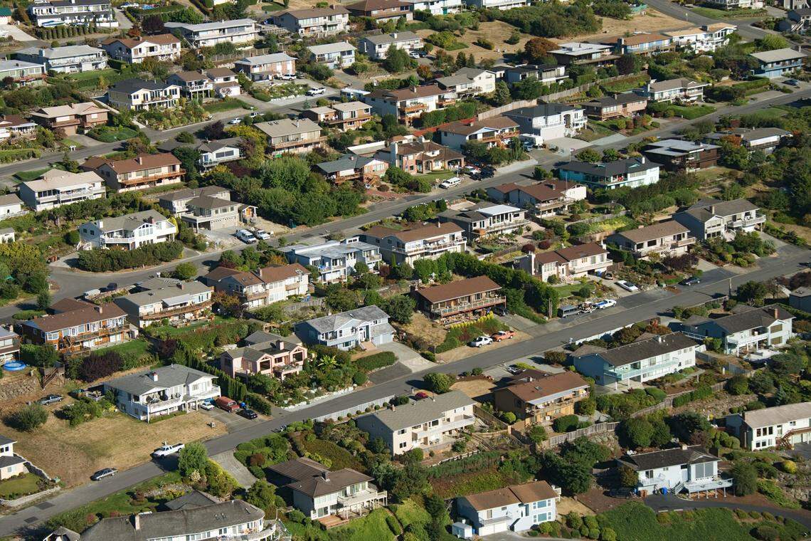 If you’re in the market for a new home in California, here’s what you need to know about current mortgage rates, home values and where to find prices below the statewide median of $910,160.