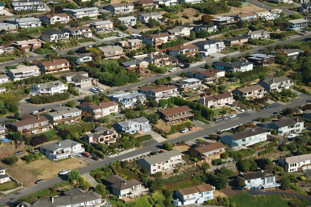 If you’re in the market for a new home in California, here’s what you need to know about current mortgage rates, home values and where to find prices below the statewide median of $910,160.
