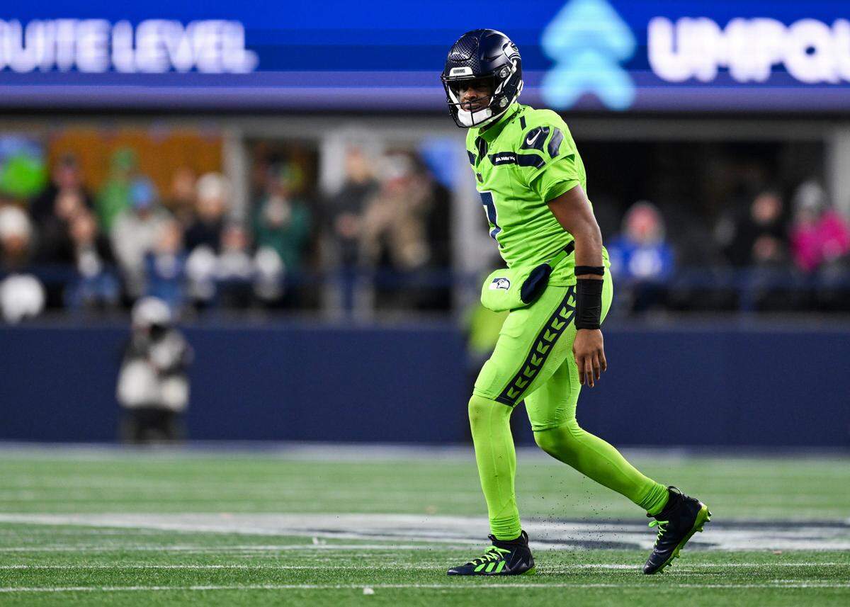 Seattle Seahawks quarterback Geno Smith (7) limps off after a play against Green Bay Packers during the third quarter of the game at Lumen Field, on Sunday, Dec. 15, 2024, in Seattle, Wash.