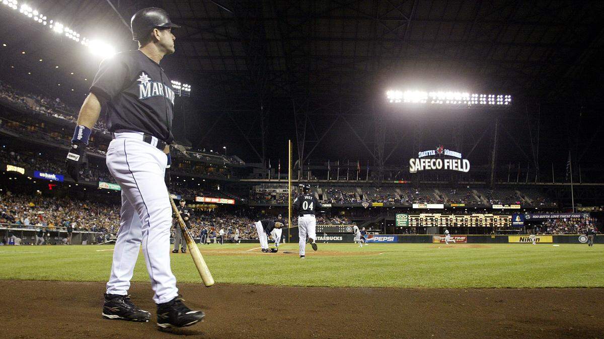 FILE - In this Sept. 17, 2004, file photo, Seattle Mariners designated hitter Edgar Martinez walks back to the dugout from the on-deck circle at the end of an inning in a baseball game against the Oakland Athletics in Seattle. Next year’s ballot for the baseball Hall of Fame will include Martinez’s 10th and final appearance on the ballot. (AP Photo/Ted S. Warren, File)
