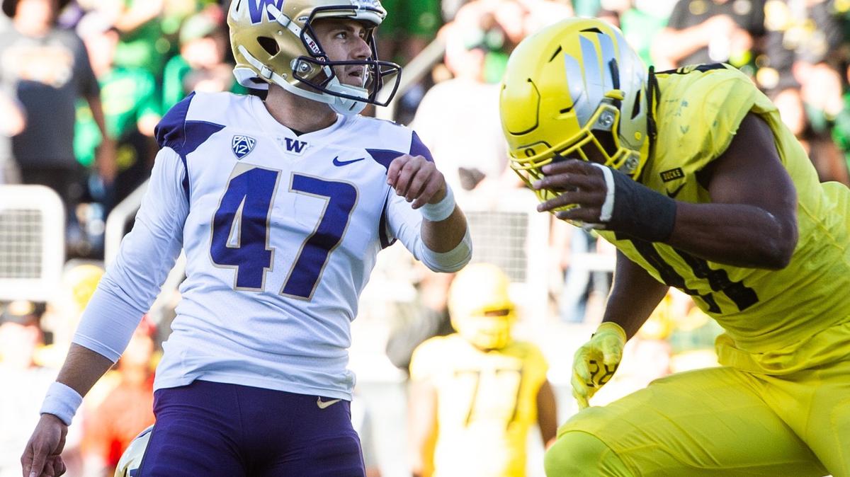 Washington kicker Peyton Henry (47) watches his kick sail wide right in the final seconds of regulation to force the game into overtime. The University of Washington Huskies played the Oregon Ducks in a NCAA football game at Autzen Stadium in Eugene, Ore., on Saturday, Oct. 13, 2018. 

