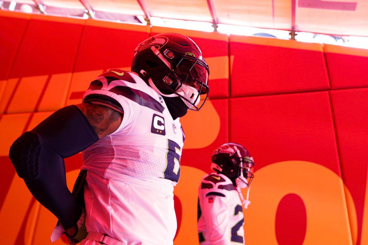 Seattle Seahawks safety Quandre Diggs (6) takes the field against the Kansas City Chiefs on Saturday, Dec. 24, 2022, in Kansas City, MO.