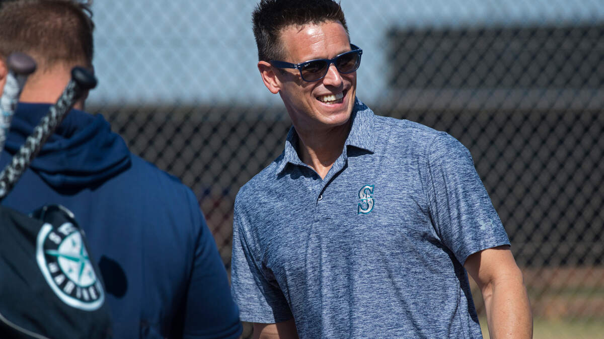 Mariners general manager Jerry Dipoto talks to players during spring training on Tuesday, Feb. 18, 2020 in Peoria, Ariz.