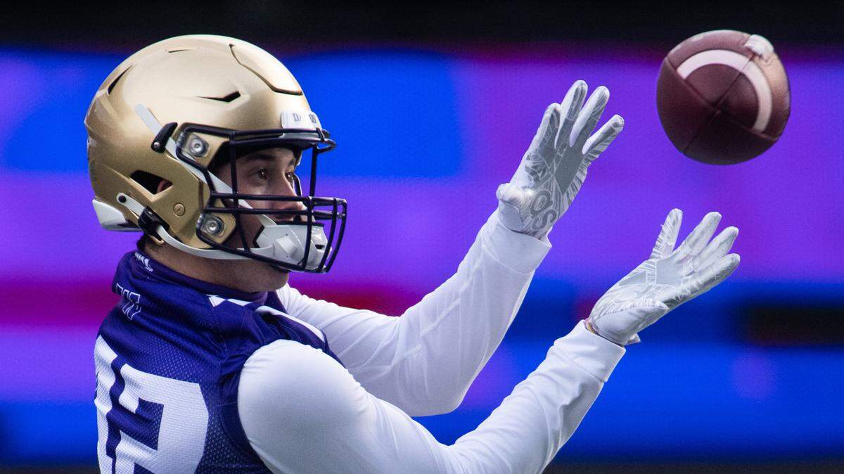 Carson Bruener makes a catch during practice at Husky Stadium in Seattle, Wash., on Friday, Oct. 9, 2020.