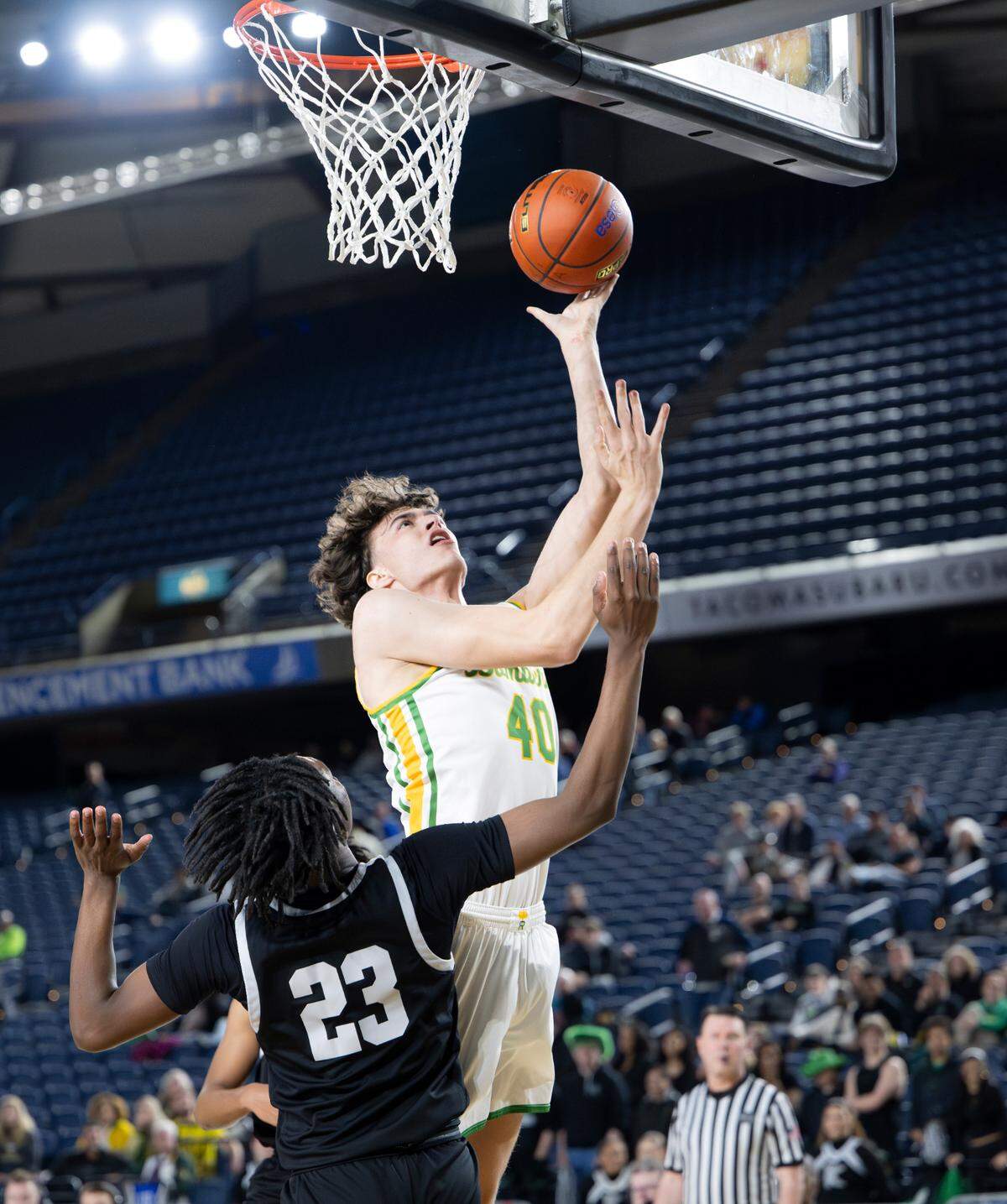 Richland’s Lucas Westerfield (40) goes up for a layup against Kentwood’s Brent Simmons (23) during the quarterfinals game of the Class 4A state tournament at the Tacoma Dome, on Thursday, Feb. 29, 2024, in Tacoma, Wash.