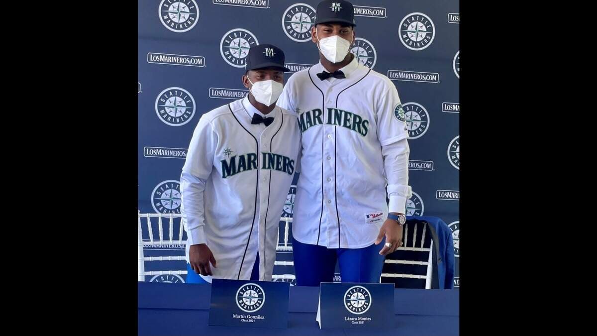 Top international prospects Martin Gonzales (left) and Lazaro Montes pose for a photo after signing contracts with the Seattle Mariners on Jan. 18, 2022.