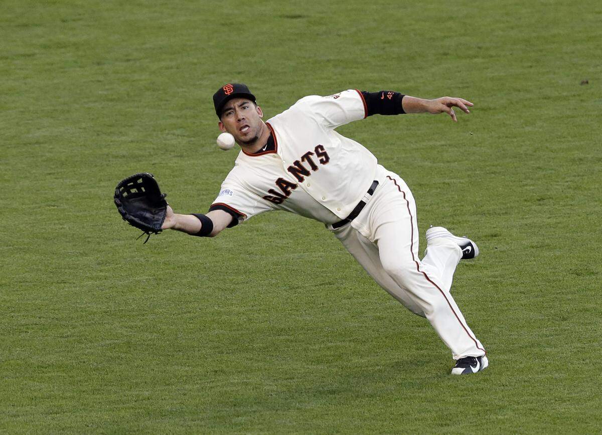San Francisco Giants’ Travis Ishikawa catches a fly ball by Kansas City Royals Salvador Perez during the second inning of Game 3 of baseball’s World Series Friday, Oct. 24, 2014, in San Francisco. (AP Photo/Jeff Chiu)