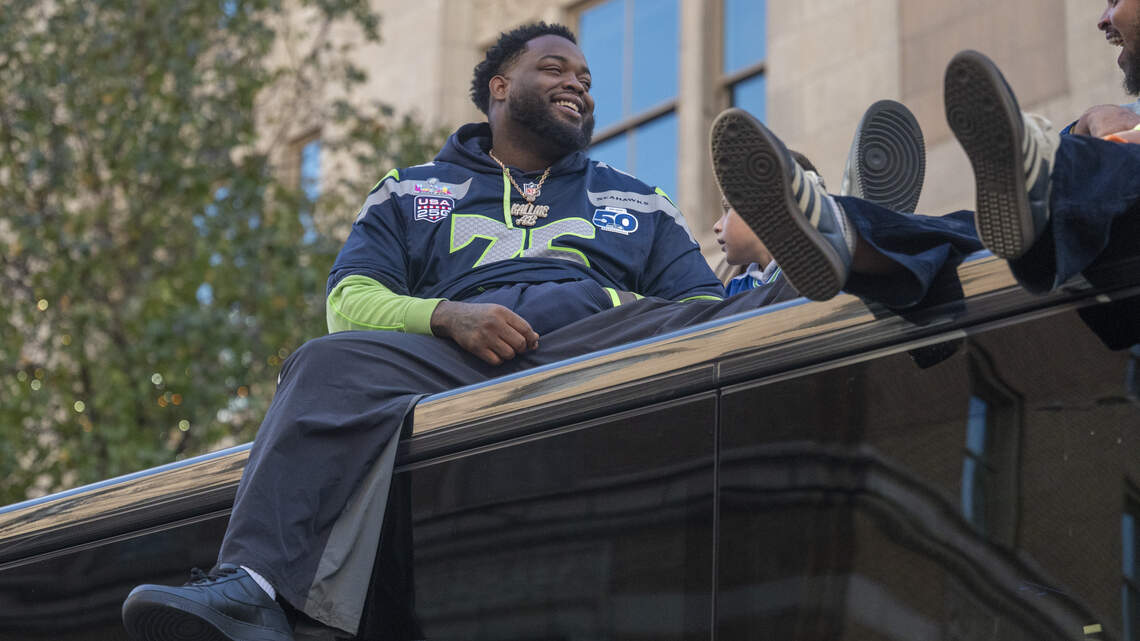 Despite critics, life’s grand for dad, 4-year Seahawks starter Anthony Bradford