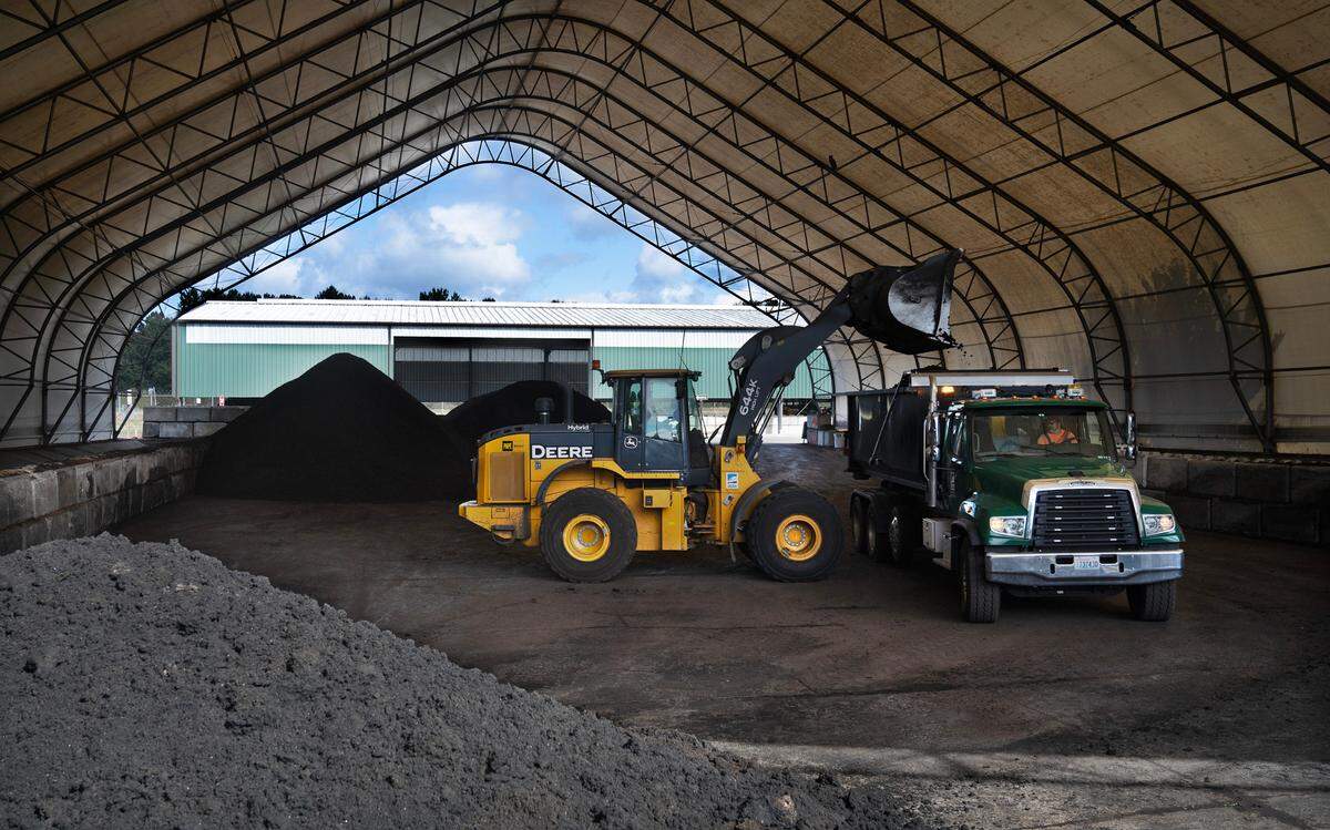 An employee loads a truck at the TAGRO facility in Tacoma, Washington, on Wednesday, Sept. 18, 2024.