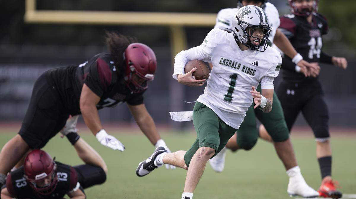 Emerald Ridge quarterback Brayden Paulino (1) keeps the ball during the first half of the game against the Bethel Bison at Art Crate Field on Thursday, Sept. 11, 2025, in Spanaway, Wash.