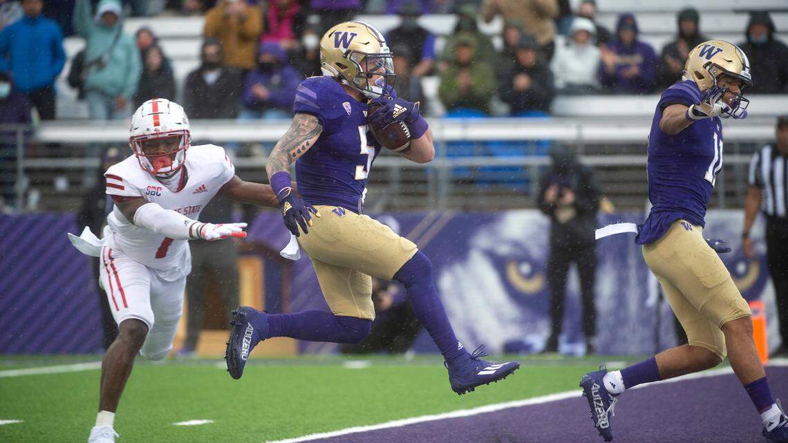 Huskies bounce back, score 7 touchdowns, rout Arkansas State for first win of season