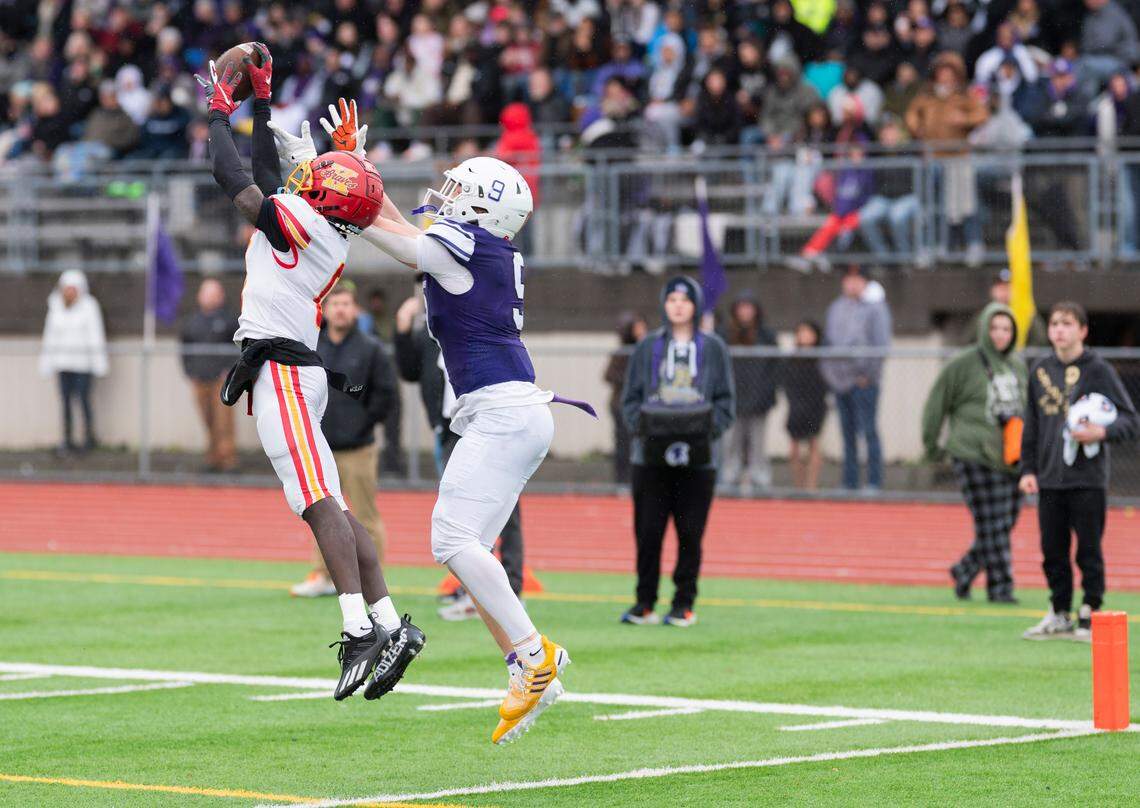 Kamiakin’s David Kuku (0) breaks up a pass intended for Sumner’s Carter Cocke (9) during the second half of the game at Sumner High School, on Saturday, Nov. 16, 2024 in Sumner, Wash.