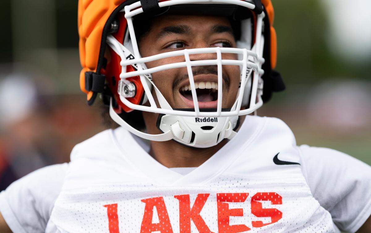 Lakes quarterback Willie Nash warms up during practice at Lakes High School at Lakes High School, on Wednesday, Aug. 21, 2024, in Lakewood, Wash.