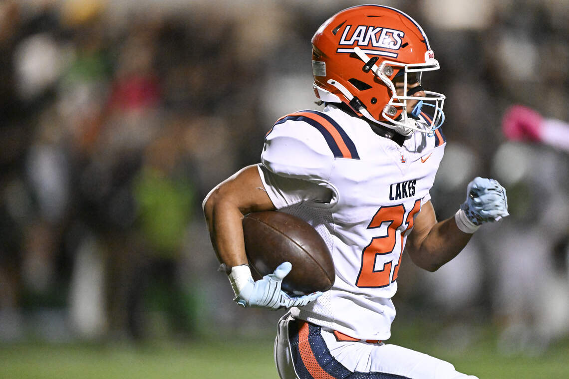 261023_lp_hs%20fb%20lakes%20v%20peninsula_3822 High school football roundup: ‘Sonic & Knuckles’ lead Lakes past Peninsula