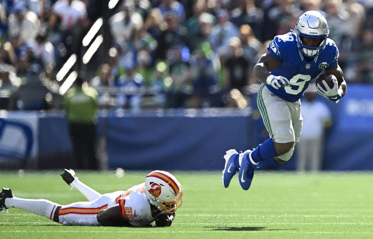 Seattle Seahawks running back Kenneth Walker III (9) evades the tackle of Tampa Bay Buccaneers cornerback Kindle Vildor (22) during the first quarter of the game at Lumen Field, on Sunday, Oct. 5, 2025, in Seattle.
