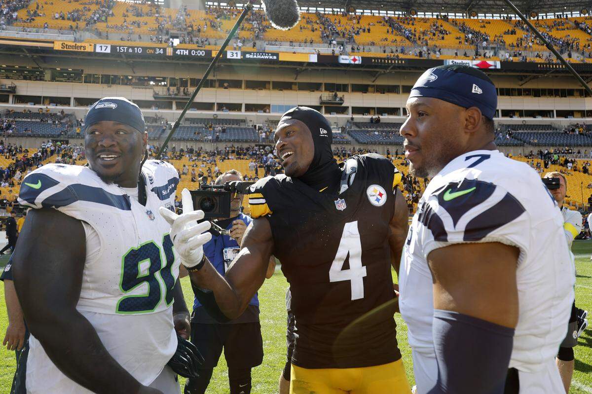 PITTSBURGH, PENNSYLVANIA - SEPTEMBER 14: DK Metcalf #4 of the Pittsburgh Steelers talks with Uchenna Nwosu #7 and Jarran Reed #90 of the Seattle Seahawks after the Seahawks beat the Steelers 31-17 at Acrisure Stadium on September 14, 2025 in Pittsburgh, Pennsylvania. (Photo by Justin K. Aller/Getty Images)