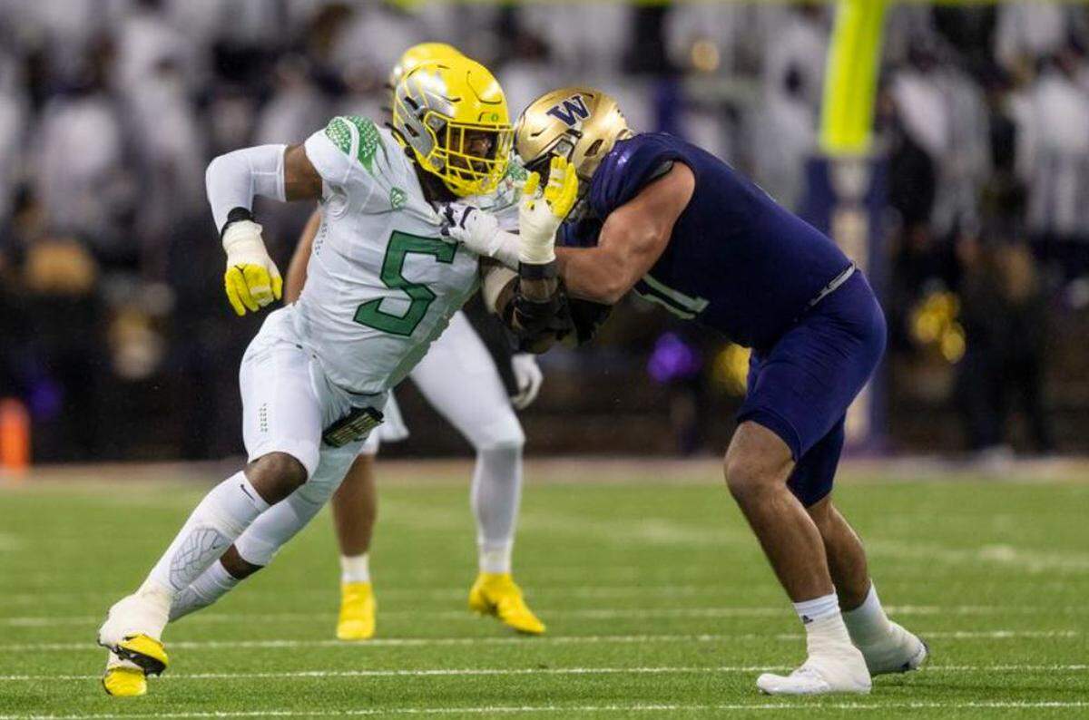 Oregon pass rusher Kayvon Thibodeaux (5) playing against the Washington Huskies at Husky Stadium in Seattle during the 2021 college football season.