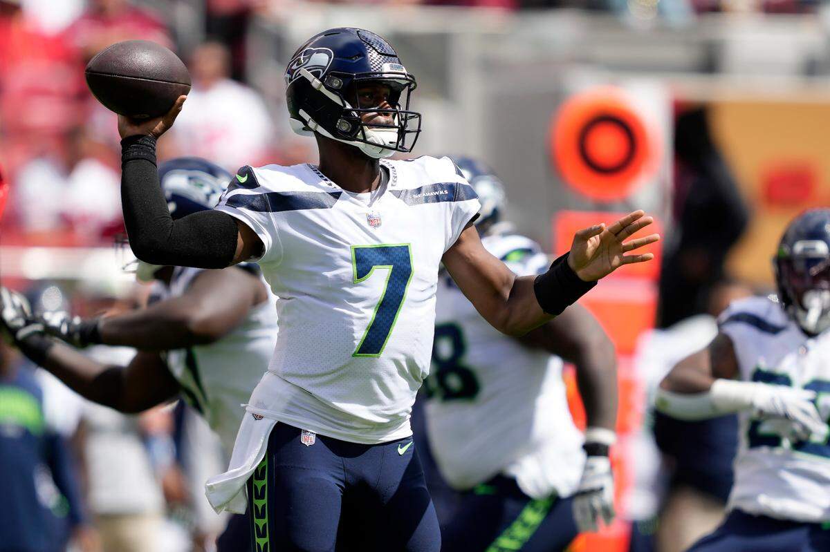 Seattle Seahawks quarterback Geno Smith (7) passes against the San Francisco 49ers during the first half of an NFL football game in Santa Clara, Calif., Sunday, Sept. 18, 2022. (AP Photo/Tony Avelar)