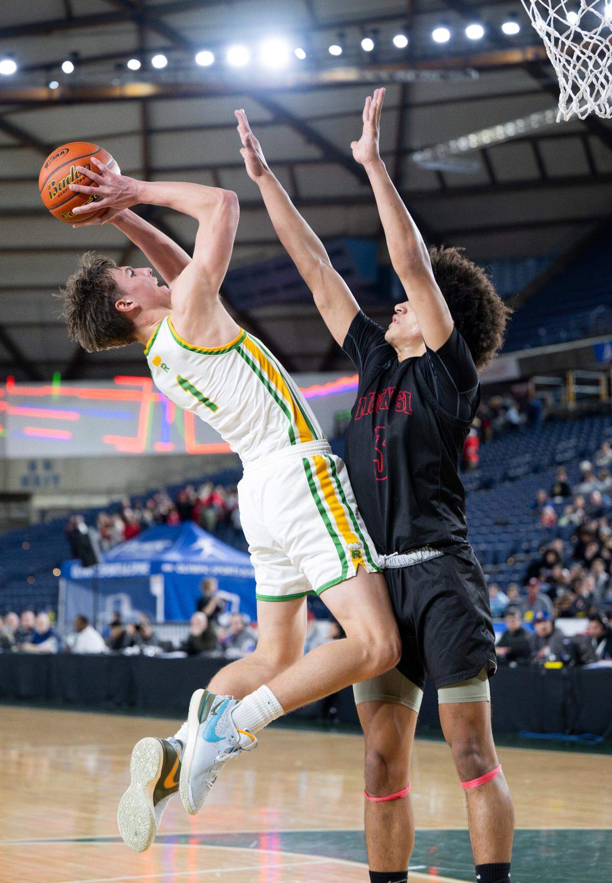 Richland’s Landen Northrop (1) shoots the ball over Mount Si’s Latt Ford (3) during the first half of the Class 4A state championship game at the Tacoma Dome, on Saturday, March 2, 2024, in Tacoma, Wash.