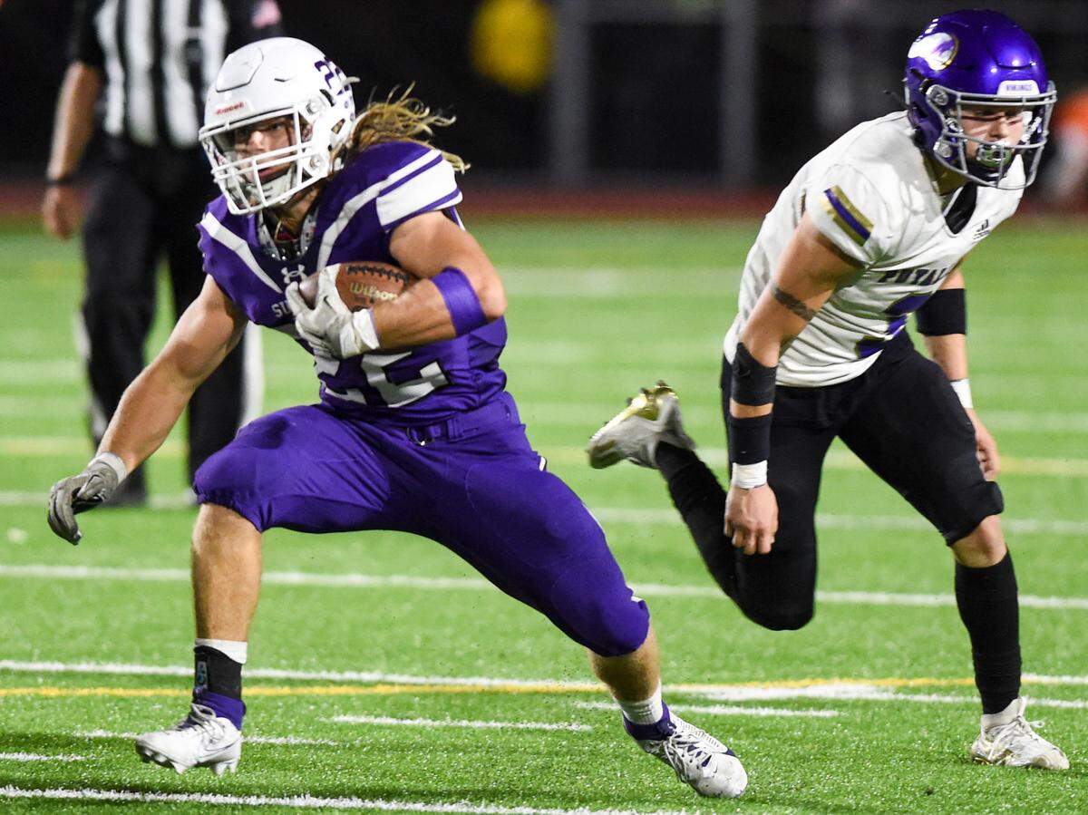Sumner’s Matthew Spurbeck (22) changes directions on the run against Puyallup during the first half of the game at Sumner High School, Thursday, Sept. 21, 2023, Sumner, Wash.