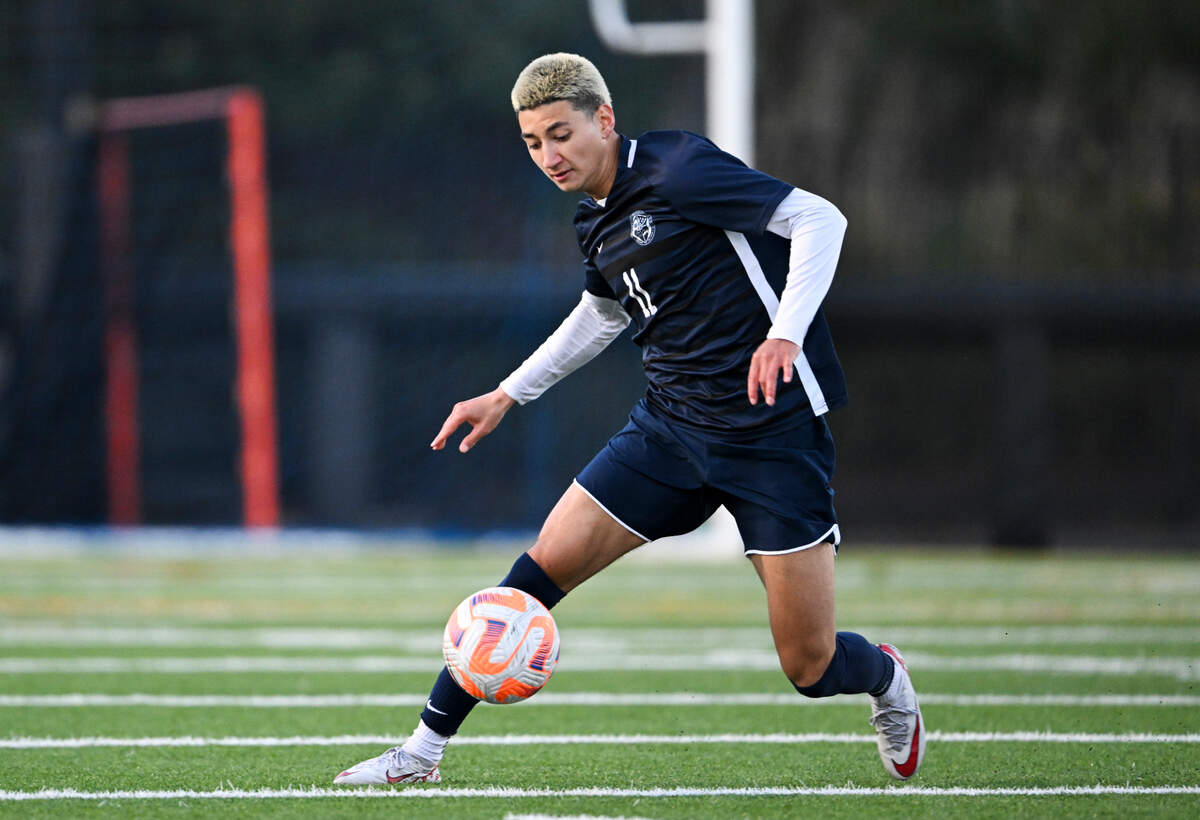 Bellarmine Prep midfielder Jaggar Judkins (11) moves down the pitch during the match against Puyallup at Bellarmine Preparatory School, on Tuesday, April 16, 2024, in Tacoma, Wash.