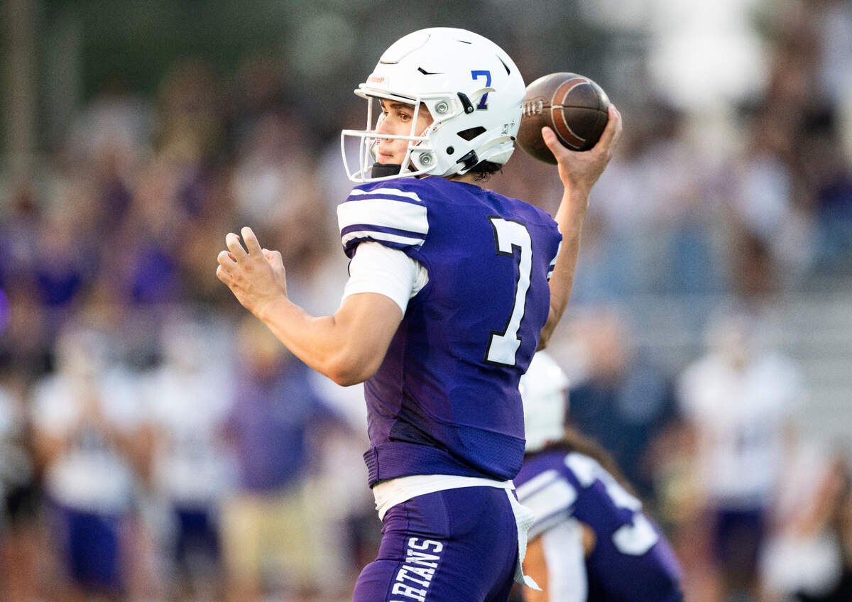 Sumner’s Nate Donavan (7) passes the ball during the first half of the game against Lake Stevens at Sumner High School, on Friday, Sept. 6, 2024, in Sumner, Wash.