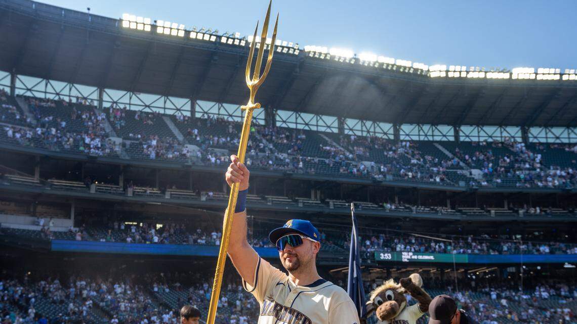History: Cal Raleigh stands alone in MLB record books with 50th home run