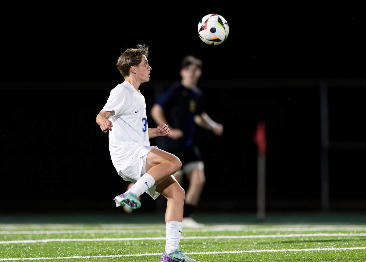Curtis midfielder Quinn Richardson (3) looks to gain control during the 4A District Boys Soccer Championship match against Sumner at Auburn Memorial Stadium, on Thursday, May 9, 2024, in Auburn, Wash.