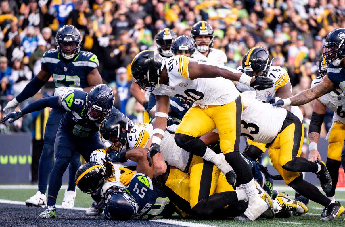 Pittsburgh Steelers running back Najee Harris (22) is pushed in for a touchdown against the Seattle Seahawks during the third quarter of the game at Lumen Field, on Sunday, Dec. 31, 2023, in Seattle, Wash.