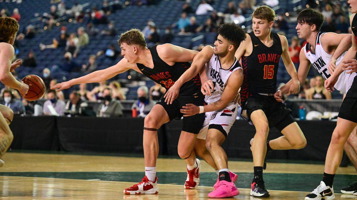 Kamiakin forward Tyler Bilodeau (35) reaches out for a loose ball while holding off Union guard Jamison Limbrick (2) during the fourth quarter of a Class 4A quarterfinal state tournament game on Thursday, March 3, 2022, at the Tacoma Dome, in Tacoma, Wash.