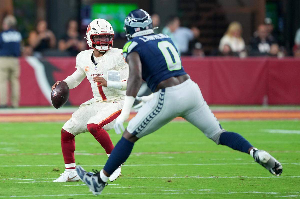 Arizona Cardinals quarterback Kyler Murray (1) passes against the Seattle Seahawks in the first quarter at State Farm Stadium. Mandatory Credit: Joe Camporeale-Imagn Images