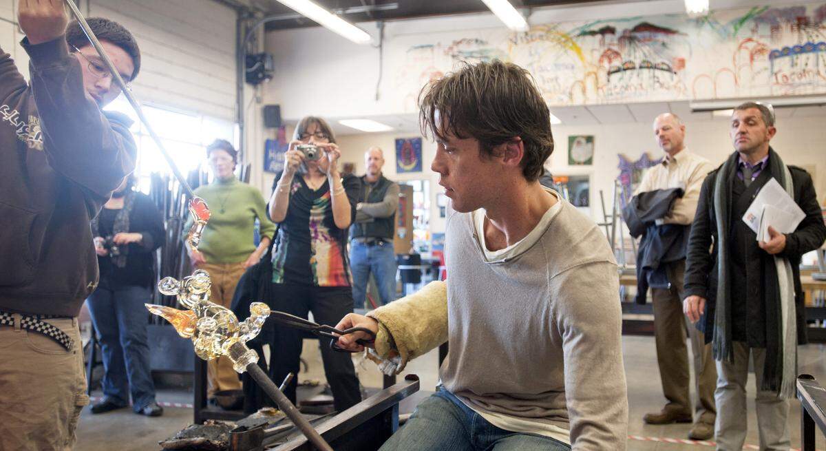 French glass artist Antoine Pierini gets some assistance from Ryan Eubank of Hilltop Artists (left) during a visit in 2018. Peter Haley / Staff photographer