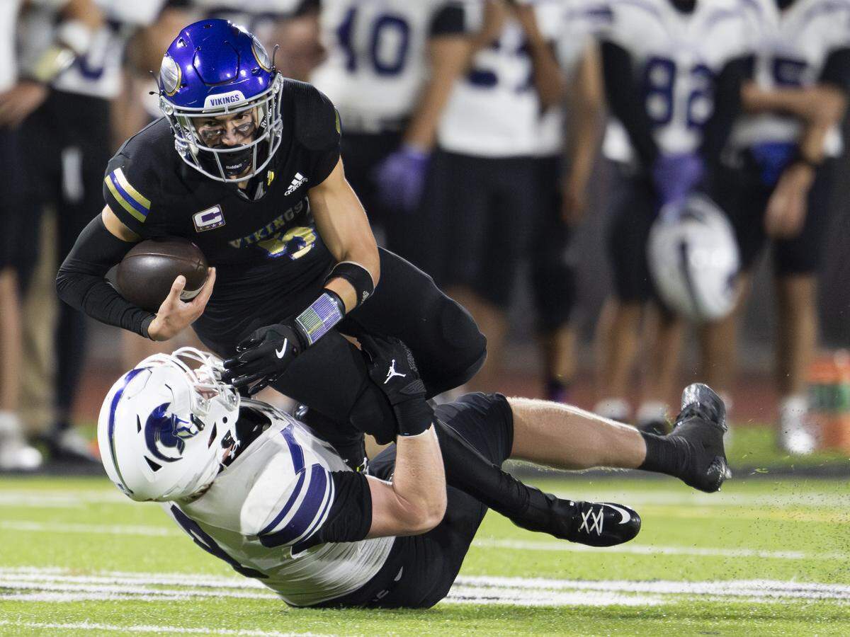 Sumner defensive end Gray Longoria (8) wraps up Puyallup wide receiver Zachary McGowan (5) during the second half of the game at Sparks Stadium, on Saturday, Oct. 4, 2025, in Puyallup, Wash.