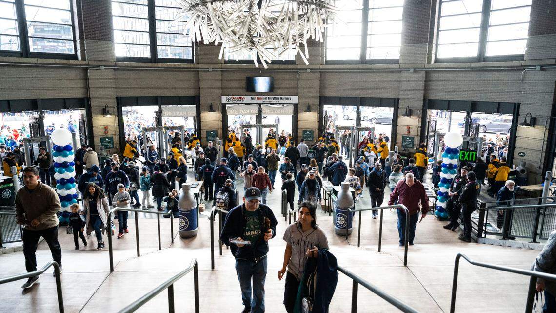 Mariners’ Opening Day vibes rocketing expectations, Julio Rodriguez — and Marshawn Lynch