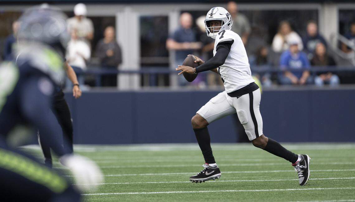 Las Vegas Raiders quarterback Geno Smith (7) looks to throw during the first quarter of the game against the Seattle Seahawks at Lumen Field, on Thursday, Aug. 7, 2025, in Seattle, Wash.