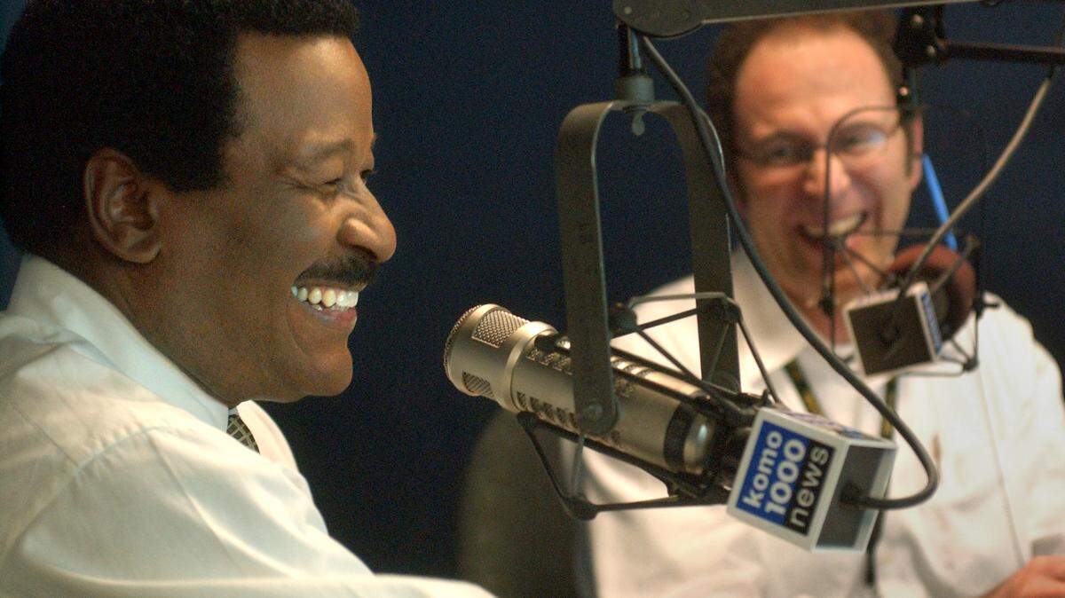 KOMO meteorologist Steve Pool (left) is all smiles while listening to Eric Slocum talk about Pool’s book, ‘Somewhere I Was Right,’ in May 2005. Pool died this week, his family announced.