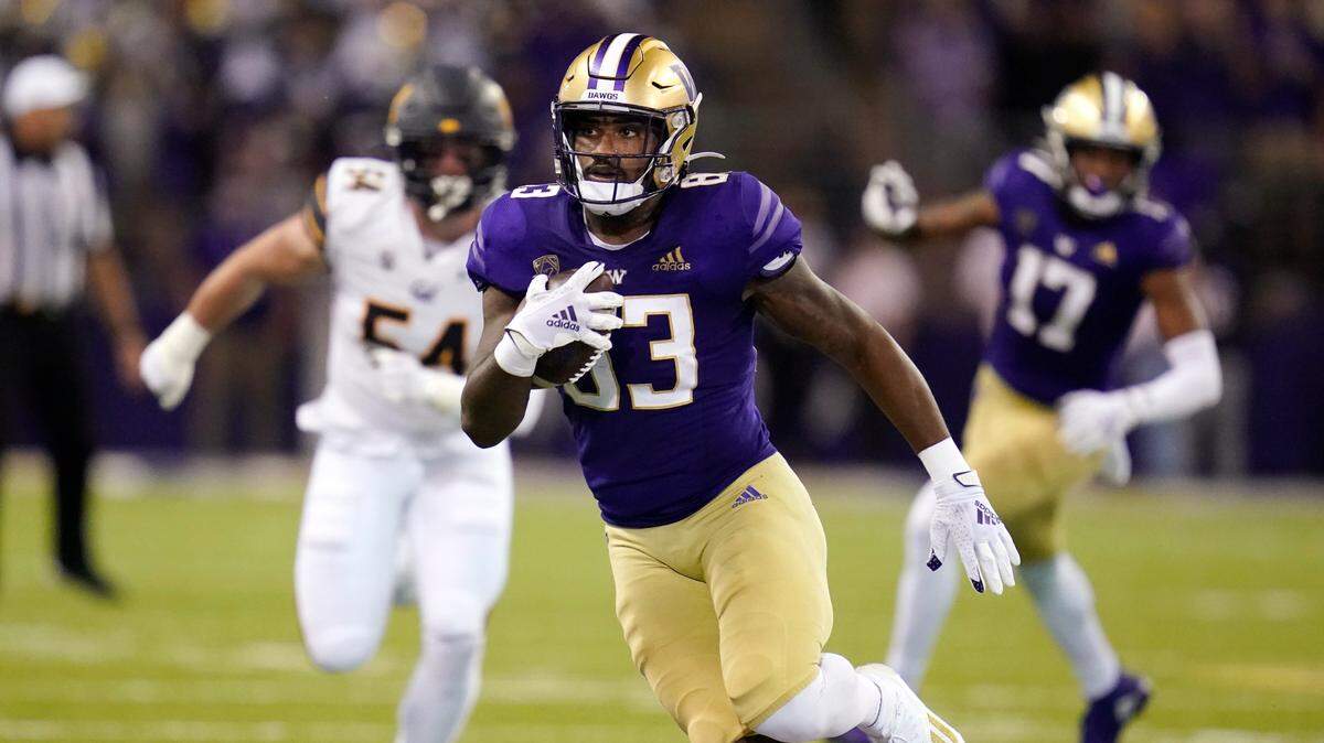 Washington’s Devin Culp (83) runs with the ball after a pass reception against California in the first half of an NCAA college football game Saturday, Sept. 25, 2021, in Seattle. (AP Photo/Elaine Thompson)