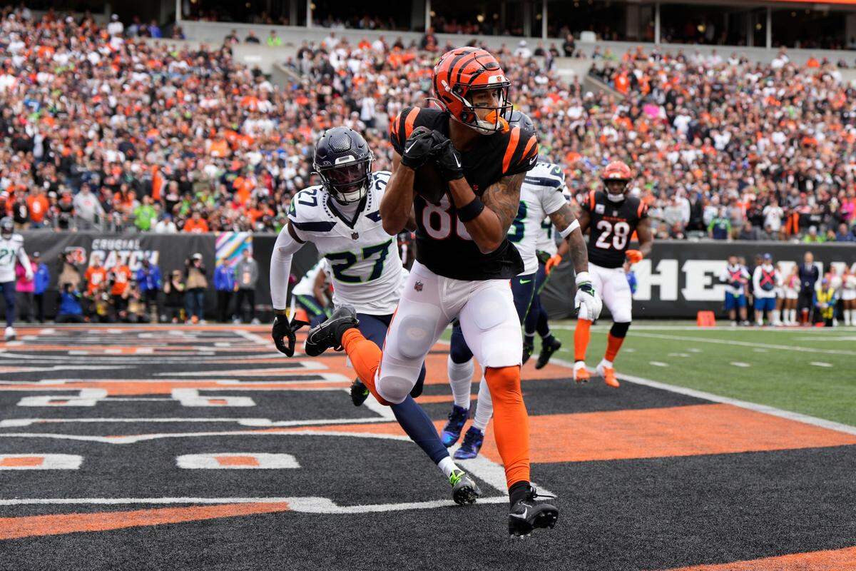 Cincinnati Bengals’ Andrei Iosivas (80) makes a touchdown catch against Seattle Seahawks’ Riq Woolen during the first half of an NFL football game, Sunday, Oct. 15, 2023, in Cincinnati. (AP Photo/Jeff Dean)