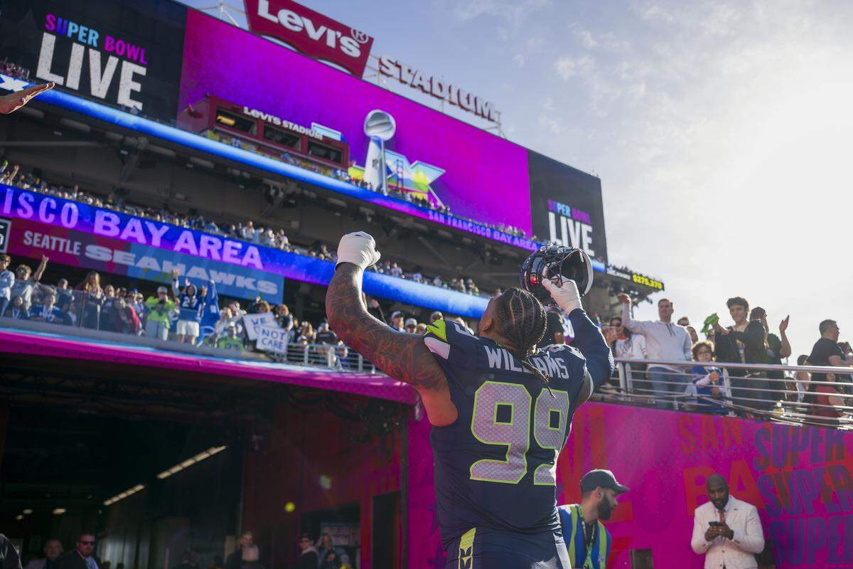 Seattle Seahawks defensive end Leonard Williams (99) cheers back to fans as he walks into the tunnel after warm ups prior to the start of Super Bowl LX at Levi's Stadium on Feb. 8, 2026 in Santa Clara, Calif.
