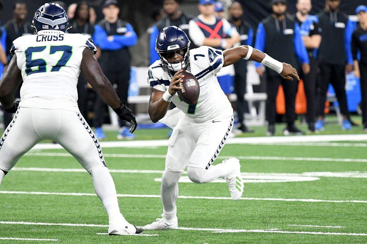 Seattle Seahawks quarterback Geno Smith (7) runs with the ball against the Detroit Lions in the second quarter at Ford Field, in Detroit, Mich. Mandatory Credit: Eamon Horwedel-Imagn Images