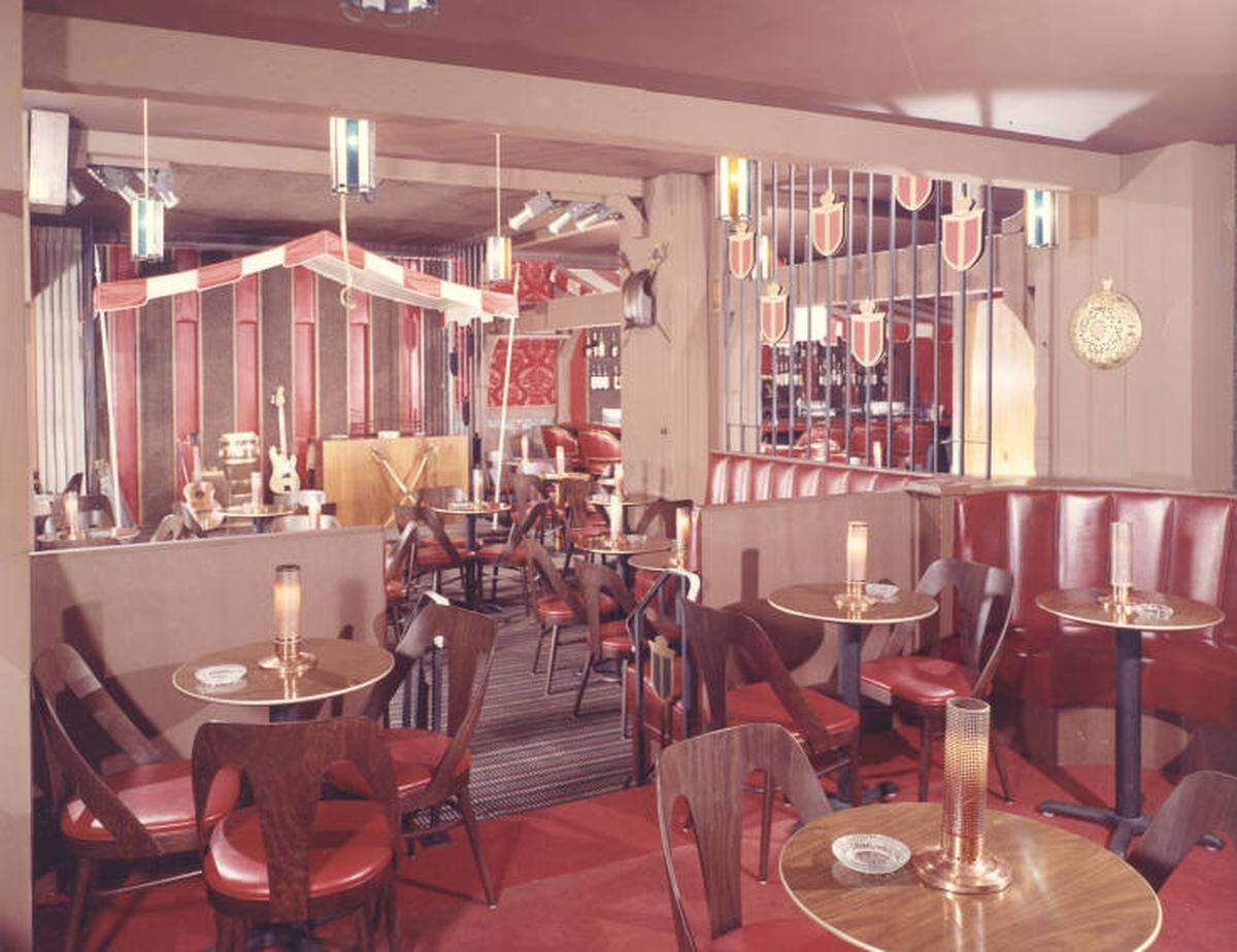 Sabre Room — Winthrop Hotel. The Sabre Room underwent a colorful remodel in 1963 with the addition of maroon chairs and banquet seats, red floor coverings and splashes of red on walls and accessories. It had previously been remodeled in 1955. Musical acts were featured nightly in the Sabre Room. Color photograph ordered by the Winthrop Hotel.