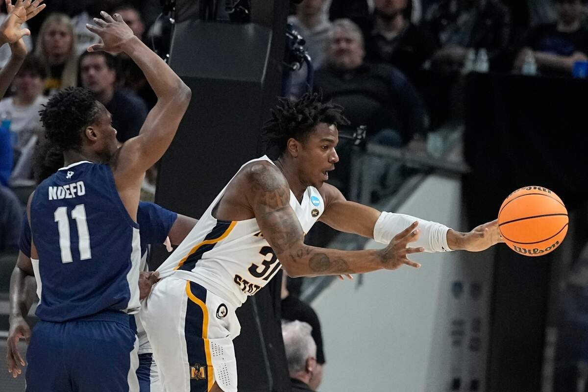 Murray State’s Jordan Skipper-Brown (31) passes the ball against Saint Peter’s KC Ndefo (11) during the first half of a college basketball game in the second round of the NCAA tournament, Saturday, March 19, 2022, in Indianapolis. (AP Photo/Darron Cummings)
